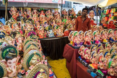 NAGPUR, MAHARASHTRA, INDIA 11 Eylül 2018: Sanatçı bir heykel yapıyor ve Ganesha festivali için bir sanatçı atölyesinde Hindu tanrısı Lord Ganesha 'nın bir putuna son rötuşlarını yapıyor