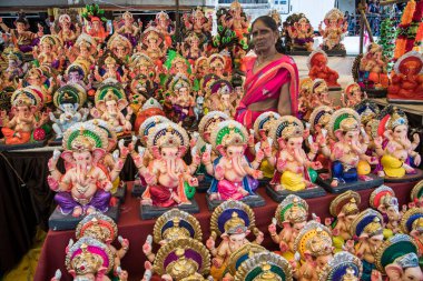 NAGPUR, MAHARASHTRA, INDIA 11 Eylül 2018: Sanatçı bir heykel yapıyor ve Ganesha festivali için bir sanatçı atölyesinde Hindu tanrısı Lord Ganesha 'nın bir putuna son rötuşlarını yapıyor