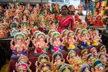 NAGPUR, MAHARASHTRA, INDIA 11 Eylül 2018: Sanatçı bir heykel yapıyor ve Ganesha festivali için bir sanatçı atölyesinde Hindu tanrısı Lord Ganesha 'nın bir putuna son rötuşlarını yapıyor