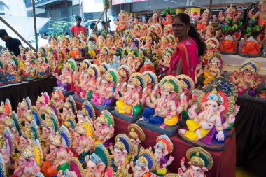 NAGPUR, MAHARASHTRA, INDIA 11 Eylül 2018: Sanatçı bir heykel yapıyor ve Ganesha festivali için bir sanatçı atölyesinde Hindu tanrısı Lord Ganesha 'nın bir putuna son rötuşlarını yapıyor