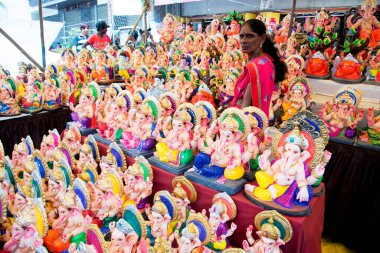NAGPUR, MAHARASHTRA, INDIA 11 Eylül 2018: Sanatçı bir heykel yapıyor ve Ganesha festivali için bir sanatçı atölyesinde Hindu tanrısı Lord Ganesha 'nın bir putuna son rötuşlarını yapıyor