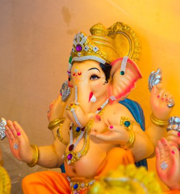 NAGPUR, MAHARASHTRA, INDIA 11 Eylül 2018: Sanatçı bir heykel yapıyor ve Ganesha festivali için bir sanatçı atölyesinde Hindu tanrısı Lord Ganesha 'nın bir putuna son rötuşlarını yapıyor