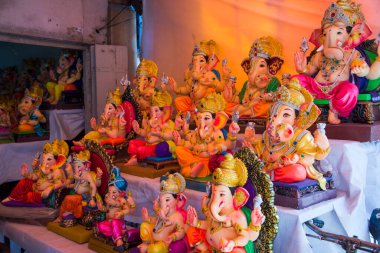 NAGPUR, MAHARASHTRA, INDIA 11 Eylül 2018: Sanatçı bir heykel yapıyor ve Ganesha festivali için bir sanatçı atölyesinde Hindu tanrısı Lord Ganesha 'nın bir putuna son rötuşlarını yapıyor