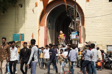 NAGPUR, MAHARASHTRA, INDIA 11 Eylül 2018: Marbat festivali alayındaki kalabalık şehri kötü ruhlardan korumak için kutlanıyor ve şehir sokaklarında şeytani heykeller sergiliyorlar..