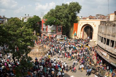 NAGPUR, MAHARASHTRA, INDIA 11 Eylül 2018: Marbat festivali alayındaki kalabalık şehri kötü ruhlardan korumak için kutlanıyor ve şehir sokaklarında şeytani heykeller sergiliyorlar..