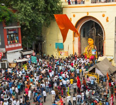 NAGPUR, MAHARASHTRA, INDIA 11 Eylül 2018: Marbat festivali alayındaki kalabalık şehri kötü ruhlardan korumak için kutlanıyor ve şehir sokaklarında şeytani heykeller sergiliyorlar..