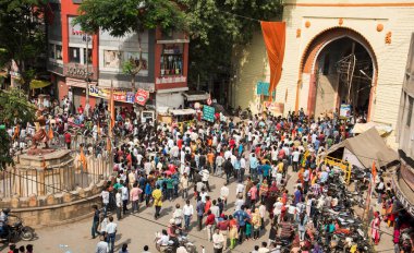 NAGPUR, MAHARASHTRA, INDIA 11 Eylül 2018: Marbat festivali alayındaki kalabalık şehri kötü ruhlardan korumak için kutlanıyor ve şehir sokaklarında şeytani heykeller sergiliyorlar..