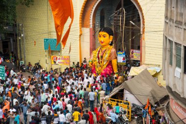 NAGPUR, MAHARASHTRA, INDIA 11 Eylül 2018: Marbat festivali alayındaki kalabalık şehri kötü ruhlardan korumak için kutlanıyor ve şehir sokaklarında şeytani heykeller sergiliyorlar..