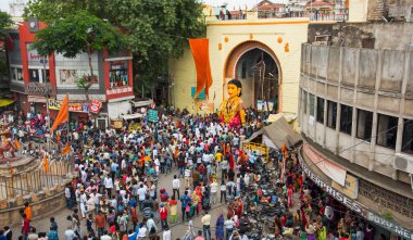 NAGPUR, MAHARASHTRA, INDIA 11 Eylül 2018: Marbat festivali alayındaki kalabalık şehri kötü ruhlardan korumak için kutlanıyor ve şehir sokaklarında şeytani heykeller sergiliyorlar..