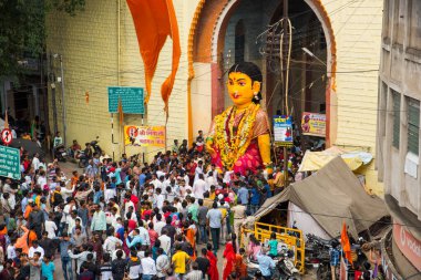 NAGPUR, MAHARASHTRA, INDIA 11 Eylül 2018: Marbat festivali alayındaki kalabalık şehri kötü ruhlardan korumak için kutlanıyor ve şehir sokaklarında şeytani heykeller sergiliyorlar..