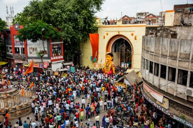 NAGPUR, MAHARASHTRA, INDIA 11 Eylül 2018: Marbat festivali alayındaki kalabalık şehri kötü ruhlardan korumak için kutlanıyor ve şehir sokaklarında şeytani heykeller sergiliyorlar..