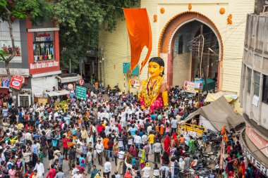 NAGPUR, MAHARASHTRA, INDIA 11 Eylül 2018: Marbat festivali alayındaki kalabalık şehri kötü ruhlardan korumak için kutlanıyor ve şehir sokaklarında şeytani heykeller sergiliyorlar..