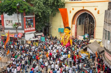 NAGPUR, MAHARASHTRA, INDIA 11 Eylül 2018: Marbat festivali alayındaki kalabalık şehri kötü ruhlardan korumak için kutlanıyor ve şehir sokaklarında şeytani heykeller sergiliyorlar..