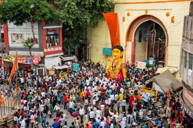 NAGPUR, MAHARASHTRA, INDIA 11 Eylül 2018: Marbat festivali alayındaki kalabalık şehri kötü ruhlardan korumak için kutlanıyor ve şehir sokaklarında şeytani heykeller sergiliyorlar..
