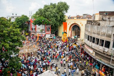 NAGPUR, MAHARASHTRA, INDIA 11 Eylül 2018: Marbat festivali alayındaki kalabalık şehri kötü ruhlardan korumak için kutlanıyor ve şehir sokaklarında şeytani heykeller sergiliyorlar..