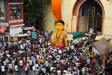 NAGPUR, MAHARASHTRA, INDIA 11 Eylül 2018: Marbat festivali alayındaki kalabalık şehri kötü ruhlardan korumak için kutlanıyor ve şehir sokaklarında şeytani heykeller sergiliyorlar..