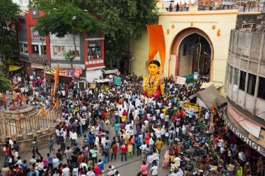 NAGPUR, MAHARASHTRA, INDIA 11 Eylül 2018: Marbat festivali alayındaki kalabalık şehri kötü ruhlardan korumak için kutlanıyor ve şehir sokaklarında şeytani heykeller sergiliyorlar..