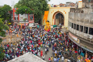 NAGPUR, MAHARASHTRA, INDIA 11 Eylül 2018: Marbat festivali alayındaki kalabalık şehri kötü ruhlardan korumak için kutlanıyor ve şehir sokaklarında şeytani heykeller sergiliyorlar..