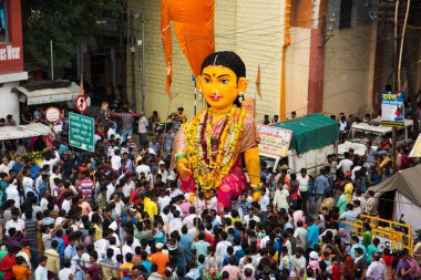 NAGPUR, MAHARASHTRA, INDIA 11 Eylül 2018: Marbat festivali alayındaki kalabalık şehri kötü ruhlardan korumak için kutlanıyor ve şehir sokaklarında şeytani heykeller sergiliyorlar..