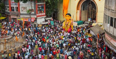 NAGPUR, MAHARASHTRA, INDIA 11 Eylül 2018: Marbat festivali alayındaki kalabalık şehri kötü ruhlardan korumak için kutlanıyor ve şehir sokaklarında şeytani heykeller sergiliyorlar..