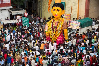 NAGPUR, MAHARASHTRA, INDIA 11 Eylül 2018: Marbat festivali alayındaki kalabalık şehri kötü ruhlardan korumak için kutlanıyor ve şehir sokaklarında şeytani heykeller sergiliyorlar..