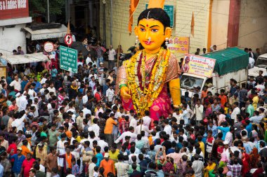 NAGPUR, MAHARASHTRA, INDIA 11 Eylül 2018: Marbat festivali alayındaki kalabalık şehri kötü ruhlardan korumak için kutlanıyor ve şehir sokaklarında şeytani heykeller sergiliyorlar..