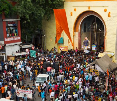 NAGPUR, MAHARASHTRA, INDIA 11 Eylül 2018: Marbat festivali alayındaki kalabalık şehri kötü ruhlardan korumak için kutlanıyor ve şehir sokaklarında şeytani heykeller sergiliyorlar..
