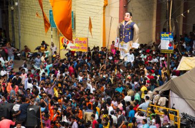 NAGPUR, MAHARASHTRA, INDIA 11 Eylül 2018: Marbat festivali alayındaki kalabalık şehri kötü ruhlardan korumak için kutlanıyor ve şehir sokaklarında şeytani heykeller sergiliyorlar..