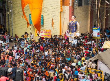 NAGPUR, MAHARASHTRA, INDIA 11 Eylül 2018: Marbat festivali alayındaki kalabalık şehri kötü ruhlardan korumak için kutlanıyor ve şehir sokaklarında şeytani heykeller sergiliyorlar..