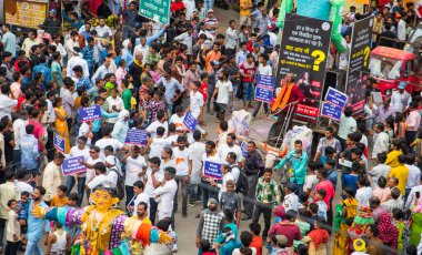 NAGPUR, MAHARASHTRA, INDIA 11 Eylül 2018: Marbat festivali alayındaki kalabalık şehri kötü ruhlardan korumak için kutlanıyor ve şehir sokaklarında şeytani heykeller sergiliyorlar..