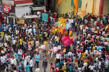 NAGPUR, MAHARASHTRA, INDIA 11 Eylül 2018: Marbat festivali alayındaki kalabalık şehri kötü ruhlardan korumak için kutlanıyor ve şehir sokaklarında şeytani heykeller sergiliyorlar..
