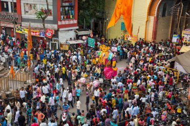 NAGPUR, MAHARASHTRA, INDIA 11 Eylül 2018: Marbat festivali alayındaki kalabalık şehri kötü ruhlardan korumak için kutlanıyor ve şehir sokaklarında şeytani heykeller sergiliyorlar..