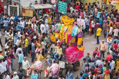 NAGPUR, MAHARASHTRA, INDIA 11 Eylül 2018: Marbat festivali alayındaki kalabalık şehri kötü ruhlardan korumak için kutlanıyor ve şehir sokaklarında şeytani heykeller sergiliyorlar..