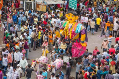 NAGPUR, MAHARASHTRA, INDIA 11 Eylül 2018: Marbat festivali alayındaki kalabalık şehri kötü ruhlardan korumak için kutlanıyor ve şehir sokaklarında şeytani heykeller sergiliyorlar..