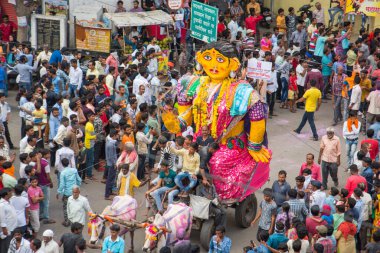 NAGPUR, MAHARASHTRA, INDIA 11 Eylül 2018: Marbat festivali alayındaki kalabalık şehri kötü ruhlardan korumak için kutlanıyor ve şehir sokaklarında şeytani heykeller sergiliyorlar..
