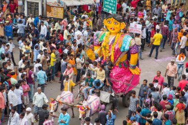 NAGPUR, MAHARASHTRA, INDIA 11 Eylül 2018: Marbat festivali alayındaki kalabalık şehri kötü ruhlardan korumak için kutlanıyor ve şehir sokaklarında şeytani heykeller sergiliyorlar..