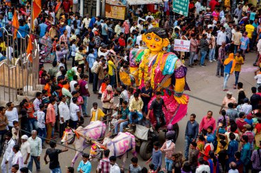 NAGPUR, MAHARASHTRA, INDIA 11 Eylül 2018: Marbat festivali alayındaki kalabalık şehri kötü ruhlardan korumak için kutlanıyor ve şehir sokaklarında şeytani heykeller sergiliyorlar..