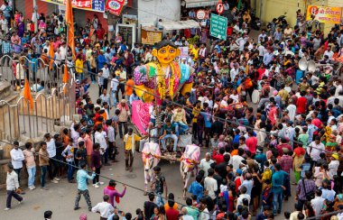 NAGPUR, MAHARASHTRA, INDIA 11 Eylül 2018: Marbat festivali alayındaki kalabalık şehri kötü ruhlardan korumak için kutlanıyor ve şehir sokaklarında şeytani heykeller sergiliyorlar..