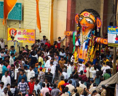 NAGPUR, MAHARASHTRA, INDIA 11 Eylül 2018: Marbat festivali alayındaki kalabalık şehri kötü ruhlardan korumak için kutlanıyor ve şehir sokaklarında şeytani heykeller sergiliyorlar..