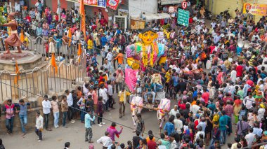 NAGPUR, MAHARASHTRA, INDIA 11 Eylül 2018: Marbat festivali alayındaki kalabalık şehri kötü ruhlardan korumak için kutlanıyor ve şehir sokaklarında şeytani heykeller sergiliyorlar..