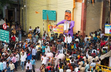 NAGPUR, MAHARASHTRA, INDIA 11 Eylül 2018: Marbat festivali alayındaki kalabalık şehri kötü ruhlardan korumak için kutlanıyor ve şehir sokaklarında şeytani heykeller sergiliyorlar..