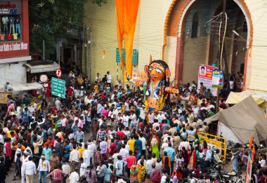 NAGPUR, MAHARASHTRA, INDIA 11 Eylül 2018: Marbat festivali alayındaki kalabalık şehri kötü ruhlardan korumak için kutlanıyor ve şehir sokaklarında şeytani heykeller sergiliyorlar..