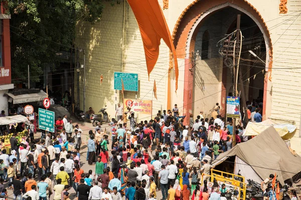 NAGPUR, MAHARASHTRA, INDIA 11 Eylül 2018: Marbat festivali alayındaki kalabalık şehri kötü ruhlardan korumak için kutlanıyor ve şehir sokaklarında şeytani heykeller sergiliyorlar..