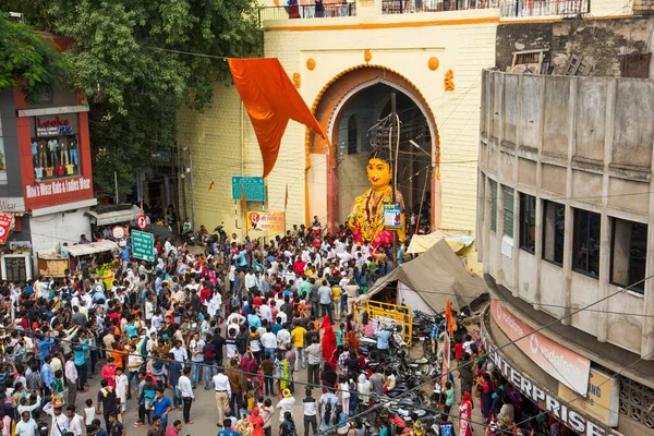 NAGPUR, MAHARASHTRA, INDIA 11 Eylül 2018: Marbat festivali alayındaki kalabalık şehri kötü ruhlardan korumak için kutlanıyor ve şehir sokaklarında şeytani heykeller sergiliyorlar..