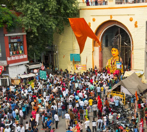 NAGPUR, MAHARASHTRA, INDIA 11 Eylül 2018: Marbat festivali alayındaki kalabalık şehri kötü ruhlardan korumak için kutlanıyor ve şehir sokaklarında şeytani heykeller sergiliyorlar..