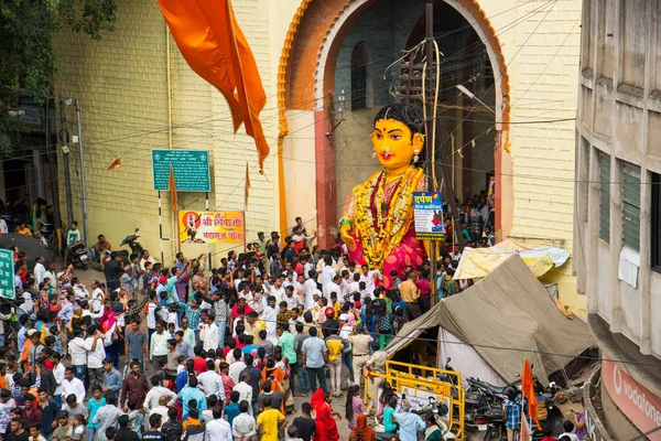 NAGPUR, MAHARASHTRA, INDIA 11 Eylül 2018: Marbat festivali alayındaki kalabalık şehri kötü ruhlardan korumak için kutlanıyor ve şehir sokaklarında şeytani heykeller sergiliyorlar..