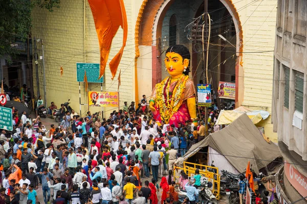 NAGPUR, MAHARASHTRA, INDIA 11 Eylül 2018: Marbat festivali alayındaki kalabalık şehri kötü ruhlardan korumak için kutlanıyor ve şehir sokaklarında şeytani heykeller sergiliyorlar..