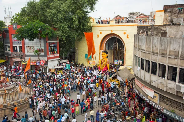 NAGPUR, MAHARASHTRA, INDIA 11 Eylül 2018: Marbat festivali alayındaki kalabalık şehri kötü ruhlardan korumak için kutlanıyor ve şehir sokaklarında şeytani heykeller sergiliyorlar..