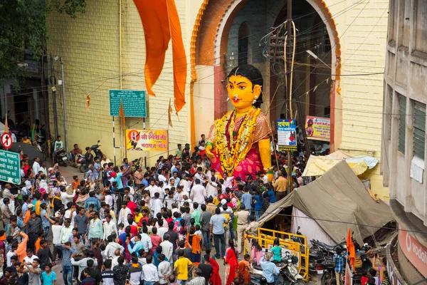 NAGPUR, MAHARASHTRA, INDIA 11 Eylül 2018: Marbat festivali alayındaki kalabalık şehri kötü ruhlardan korumak için kutlanıyor ve şehir sokaklarında şeytani heykeller sergiliyorlar..