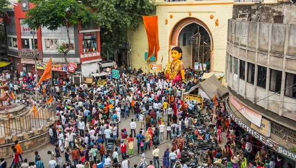 NAGPUR, MAHARASHTRA, INDIA 11 Eylül 2018: Marbat festivali alayındaki kalabalık şehri kötü ruhlardan korumak için kutlanıyor ve şehir sokaklarında şeytani heykeller sergiliyorlar..